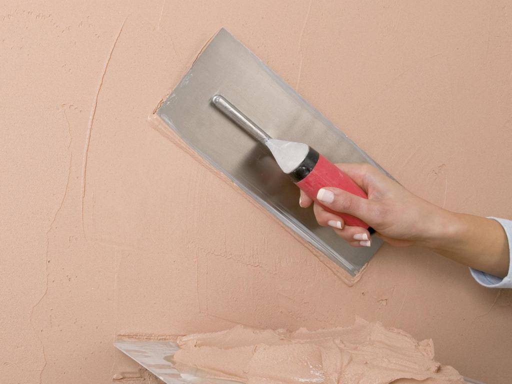 Подготовка к поклейке обоев. как правильно шпаклевать стены?