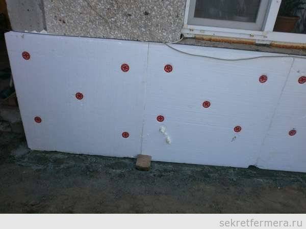 Как крепить пенопласт при утеплении стен или потолка