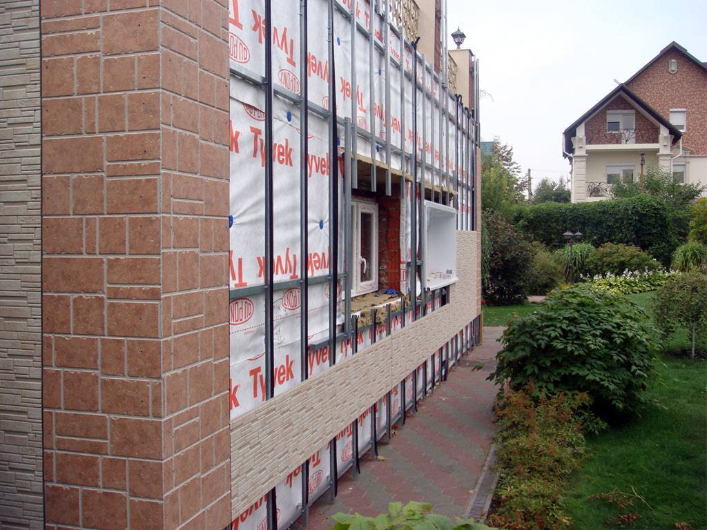 Подробный обзор и описание монтажа фасадных панелей под кирпич для наружной отделки фасада дома