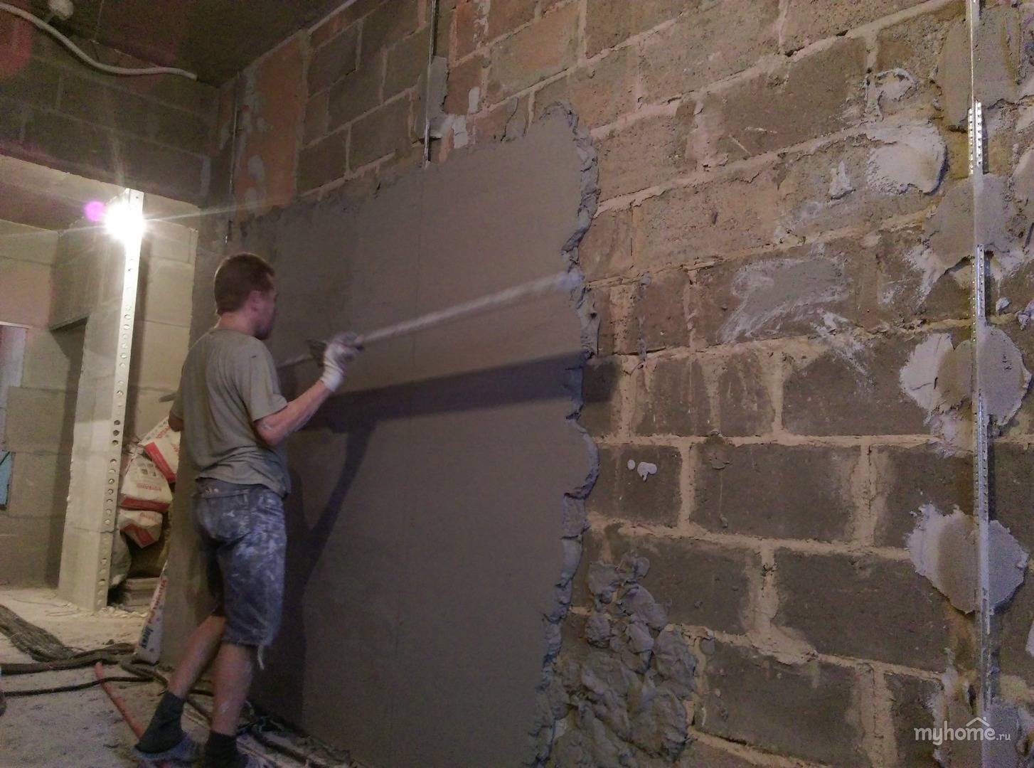 Как правильно штукатурить стены своими руками новичку: пошаговая инструкция, видео