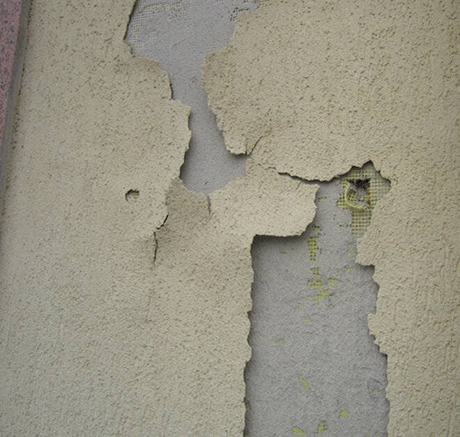 Как заделать трещины в штукатурке на стене: причины их возникновения и способы устранения