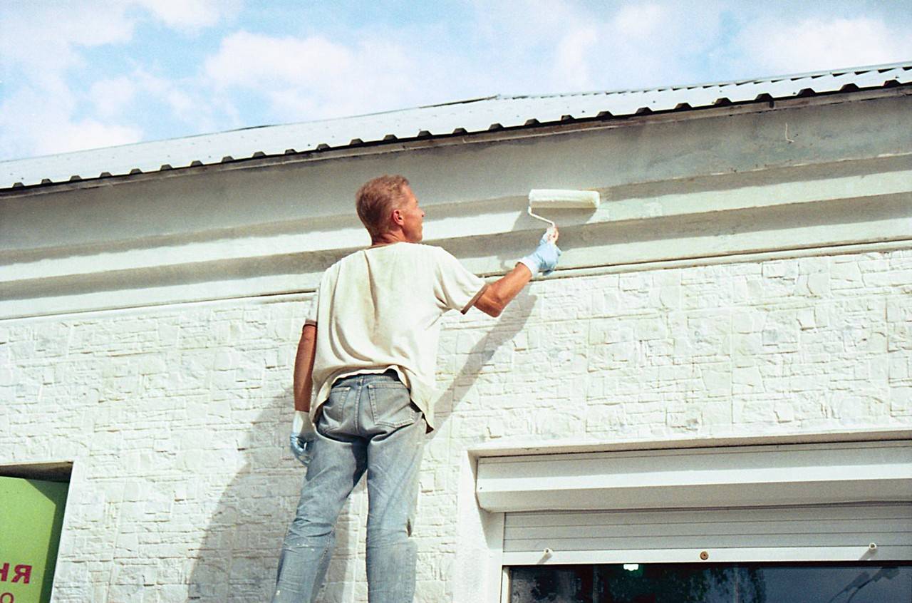 Водоэмульсионная краска для наружных работ: окраска фасада частного дома