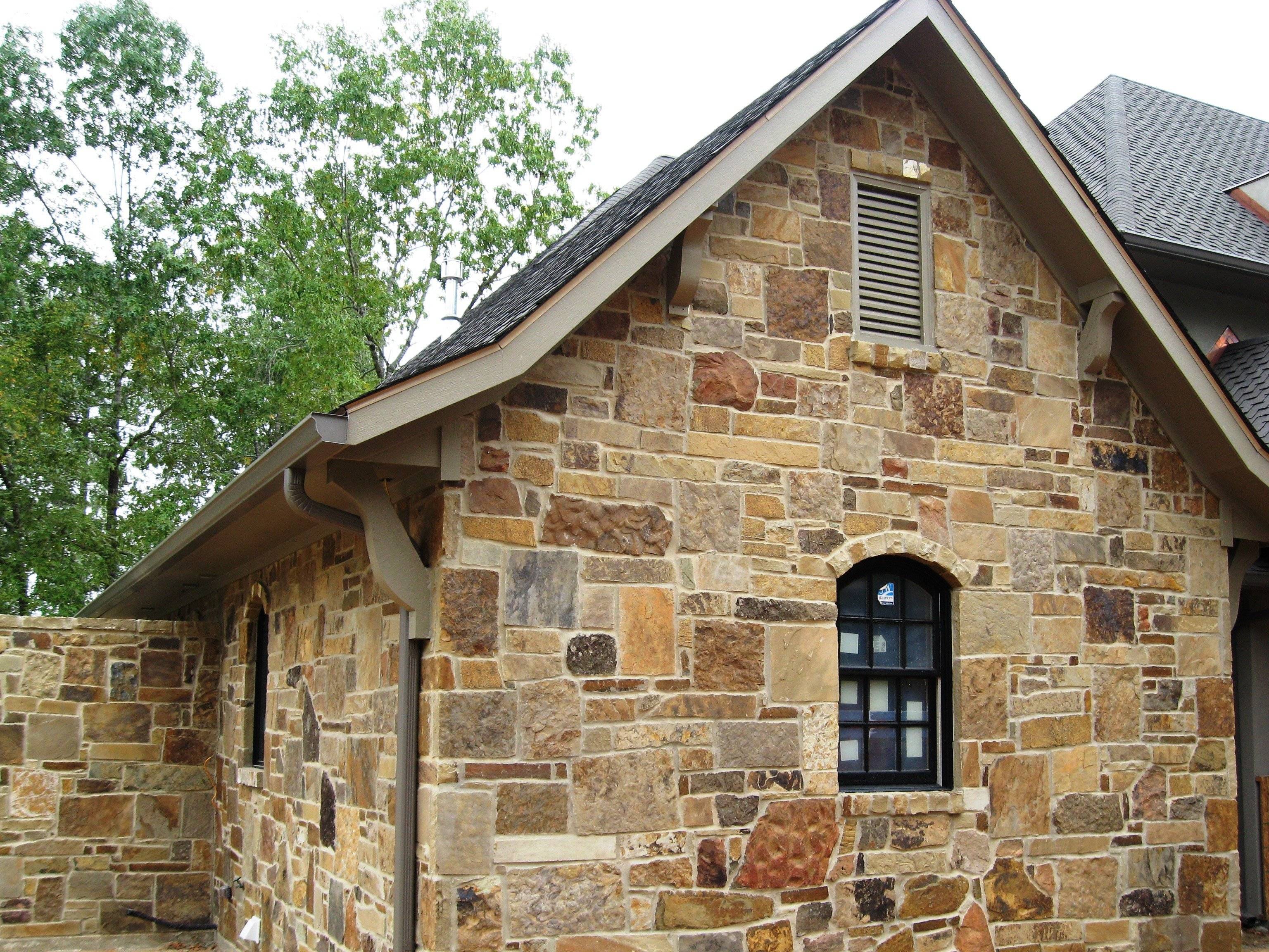 Особенности отделки фасада дома искусственным камнем