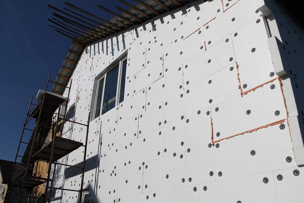 Утепление стен снаружи пенопластом – монтаж пенопласта на фасад