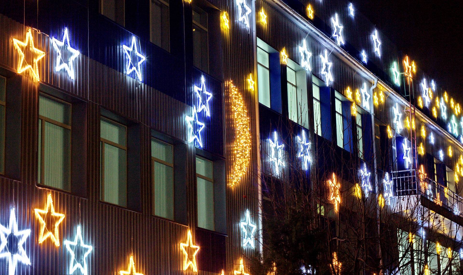 3 способа новогоднего освещения фасадов здания — какой лучше и как сделать своими руками.