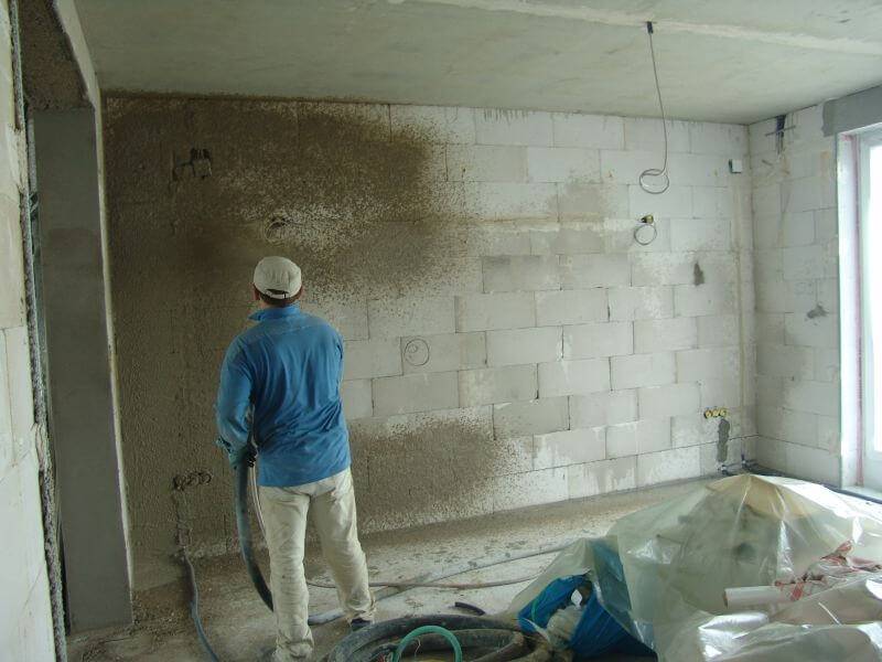 Как выполняется штукатурка стен из газобетона внутри помещения?