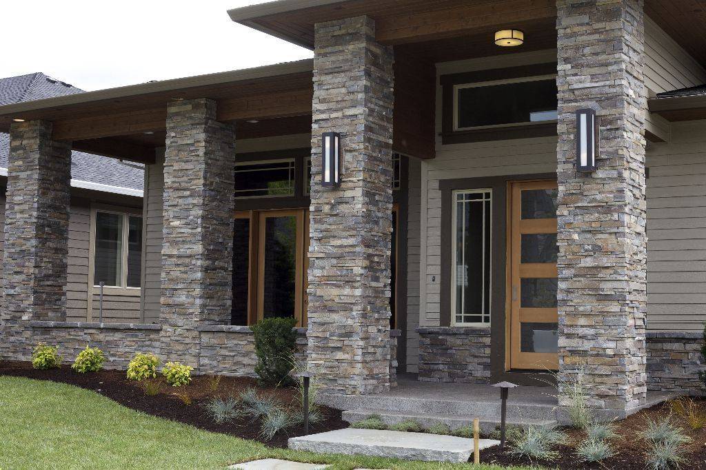 Облицовка цоколя дома искусственным камнем и фасада