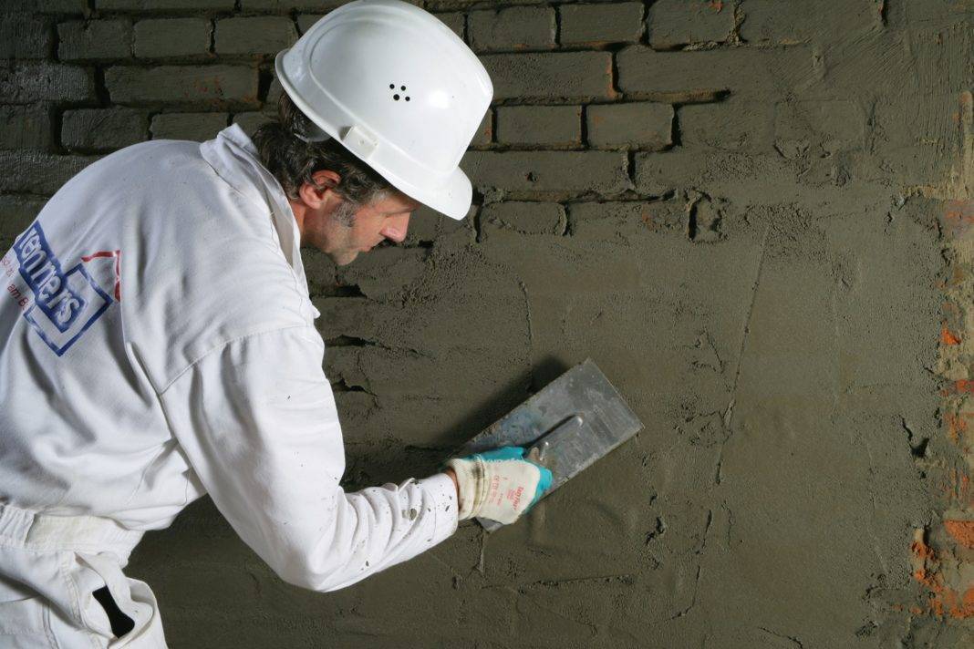 Штукатурка кирпичных стен: какой толщиной оштукатурить по кирпичу при выравнивании, что лучше для наружных работ, как правильно своими руками закштукатурить цементно-песчаным раствором внутри дома и н
