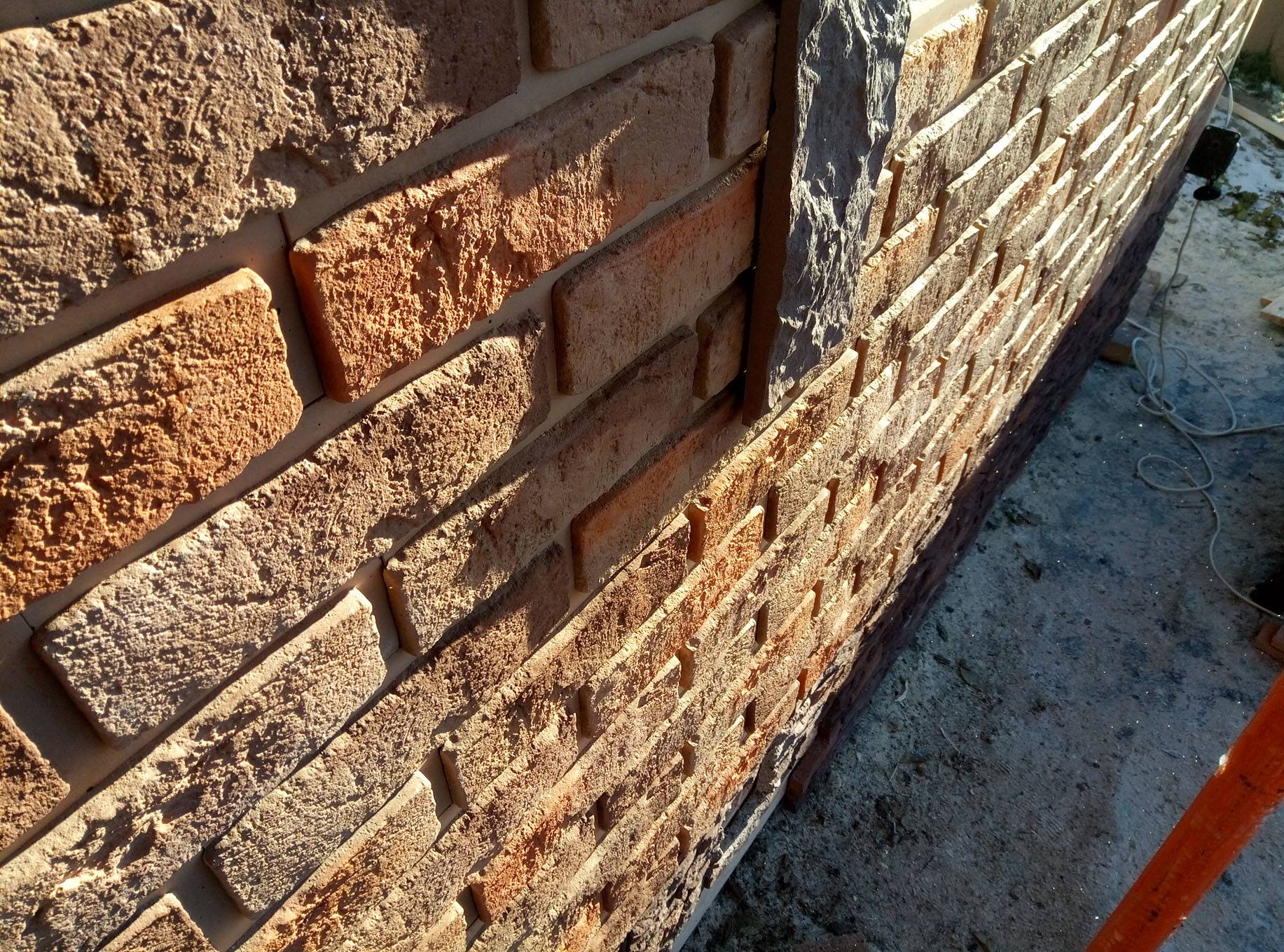 Фасадная плитка Каньон: особенности ее монтажа на стены дома