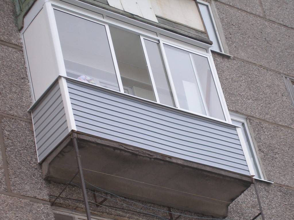 Отделка балкона сайдингом снаружи виниловым или цокольным, внутренняя обшивка лоджии своими руками