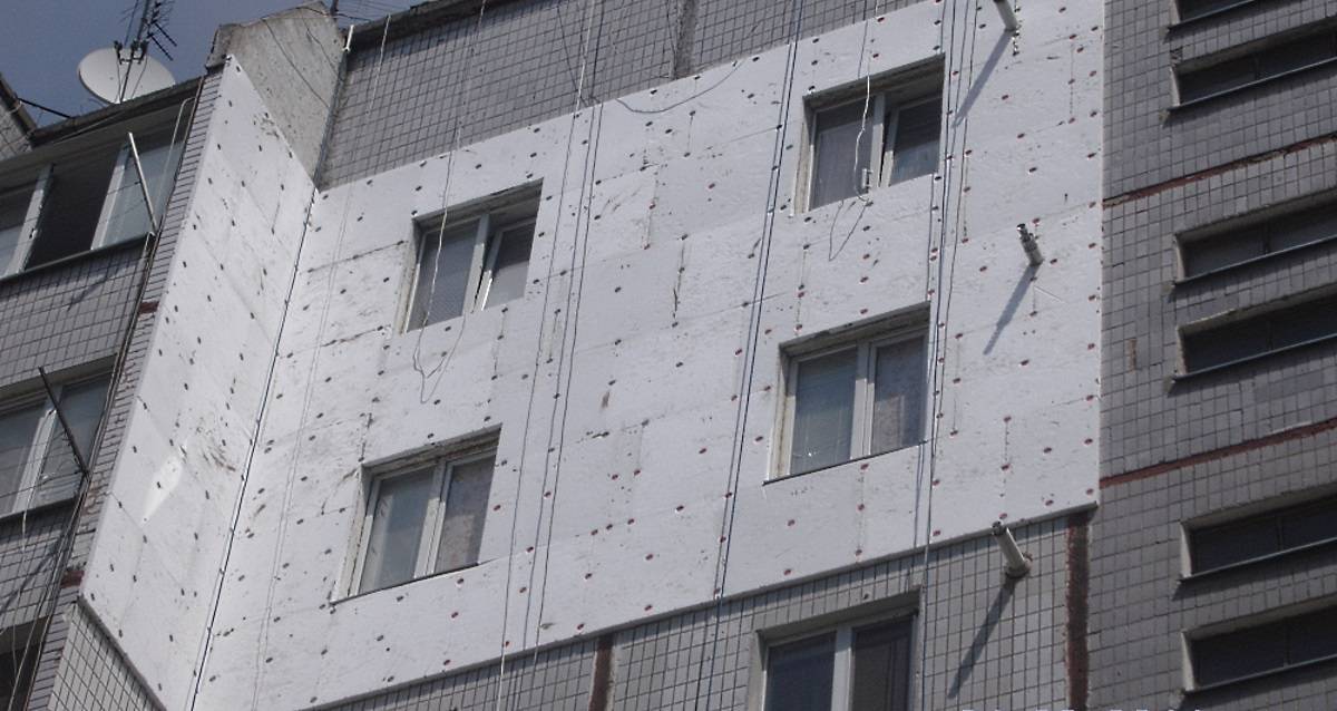 Технология мокрого фасада по пенопласту: правила монтажа, расход и стоимость за кв.м.
