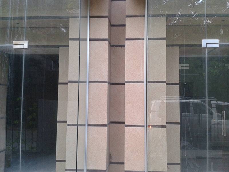 Вентилируемый фасад из керамогранита: надежность, долговечность, прочность