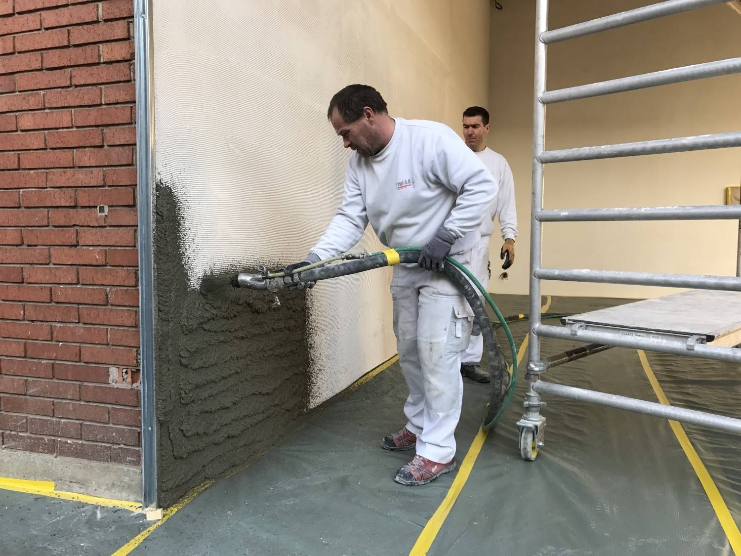 Подготовка поверхности под оштукатуривание: готовим стены к штукатурке правильно
