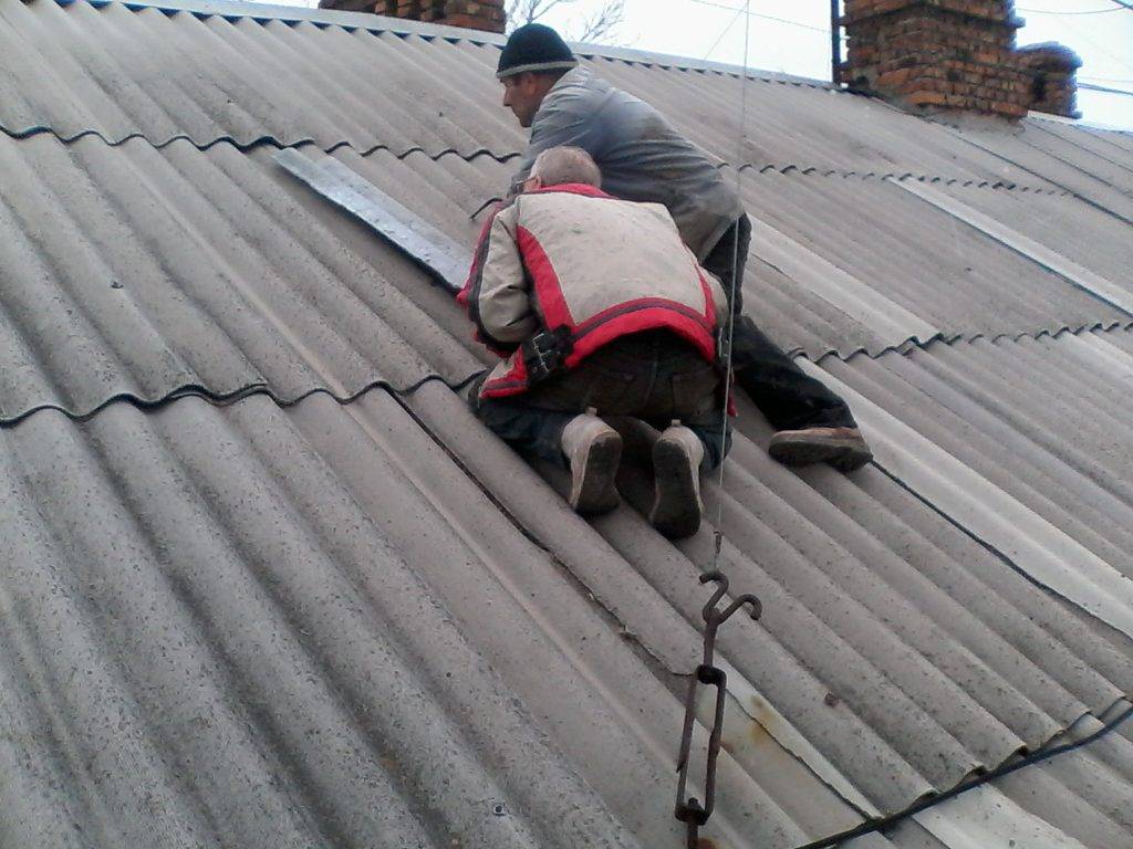 Как правильно отремонтировать шиферную крышу своими силами?