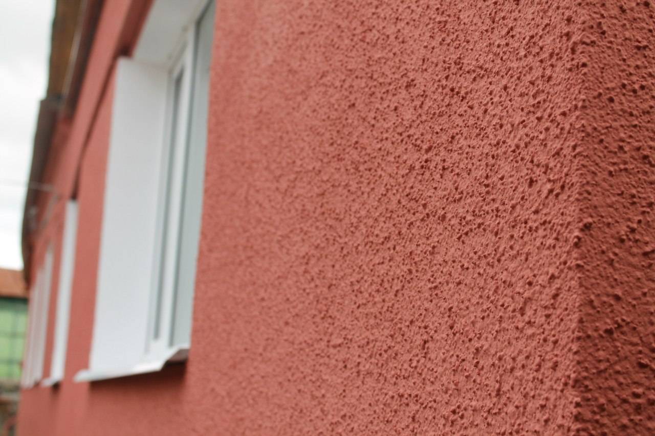 Фасадная штукатурка короед: фото фасадов частных домов и технология нанесения декоративным составом своими руками