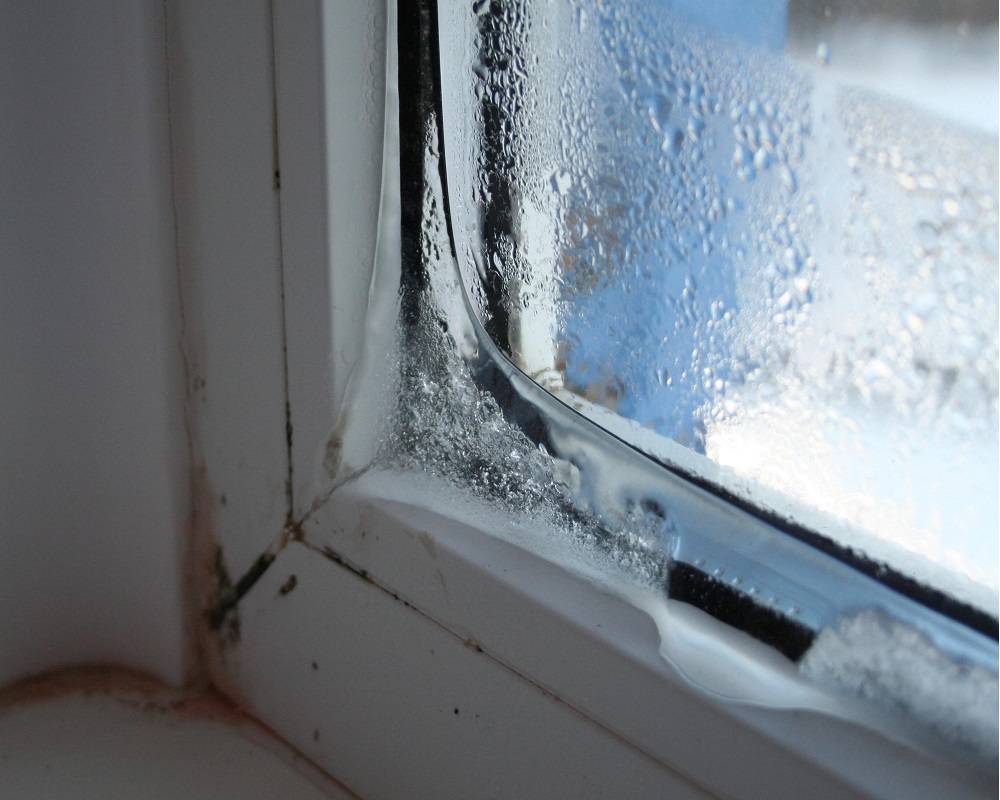 Почему потеют пластиковые окна в квартире? выясняем причины и устраняем их