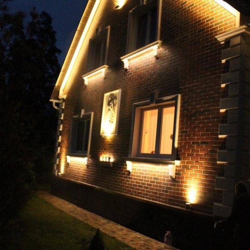 Организация наружной подсветки загородного дома: выбор светильников для фасада