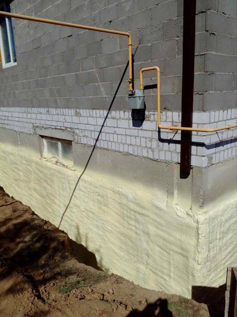 Как защитить фундамент дома от воздействия воды и влаги