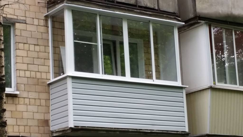 Чем лучше обшить балкон снаружи сайдингом или профнастилом. сравнение материалов | дома на века