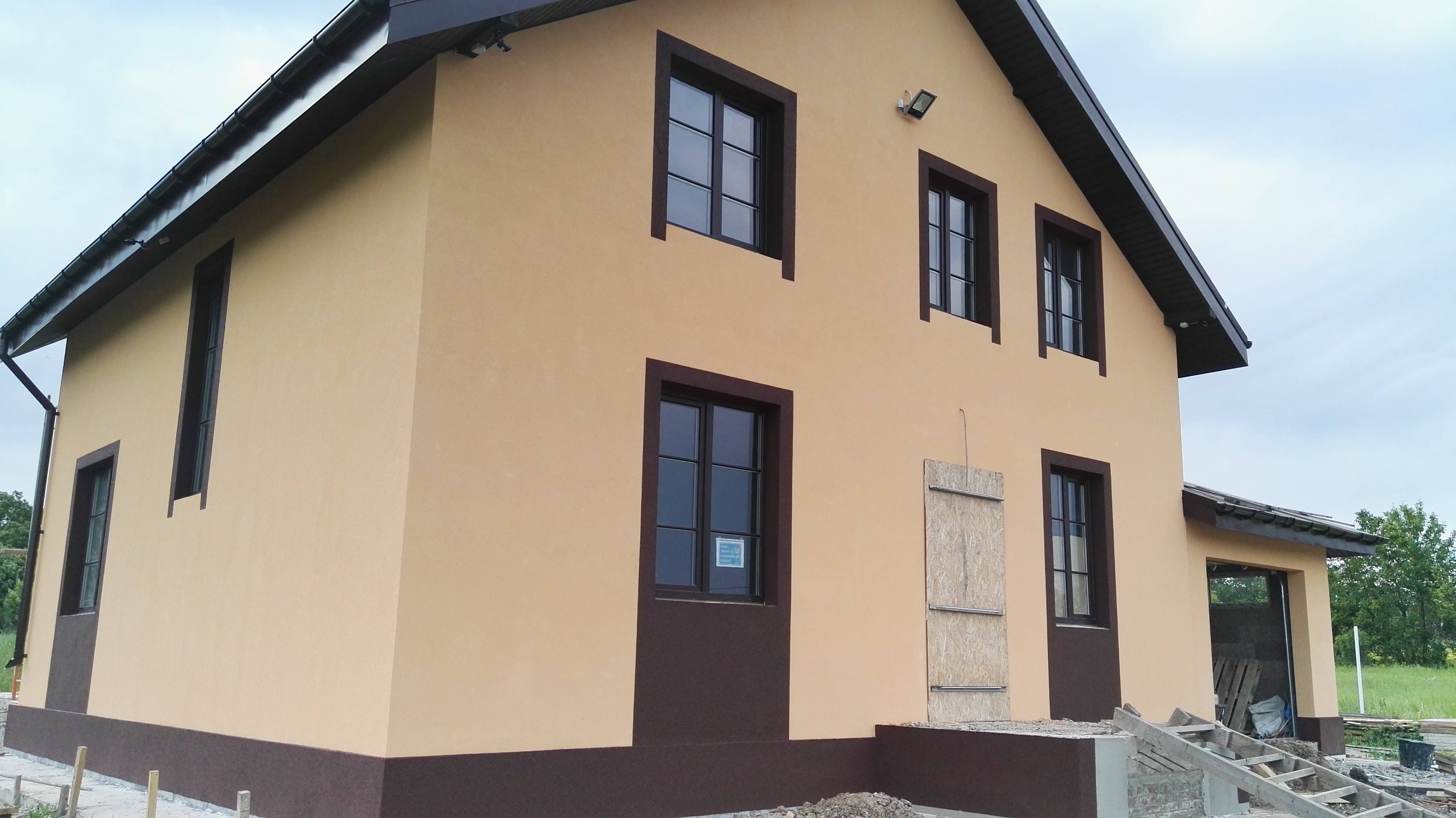 Чем лучше покрасить фасад деревянного дома: выбираем материалы