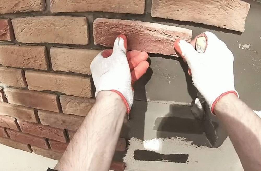 Как правильно приклеить плитку на стену своими руками