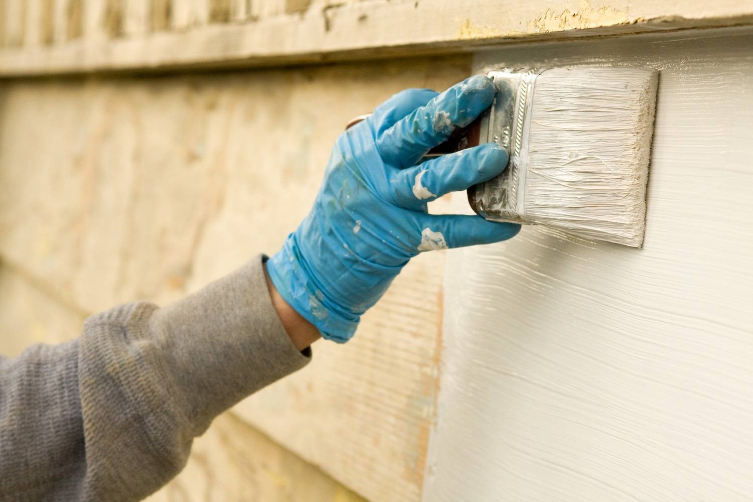 Как покрасить деревянный дом своими руками ?