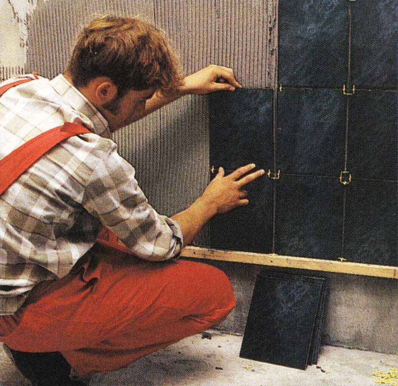 Подготовка поверхностей к облицовке: провешивание на вертикальных, иные работы на кирпичных, деревянных, бетонных, горизонтальных основаниях перед укладкой плитки