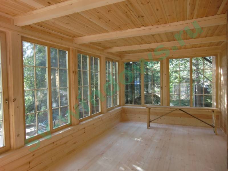 Какие деревянные окна лучше выбрать для остекления веранды и террасы?