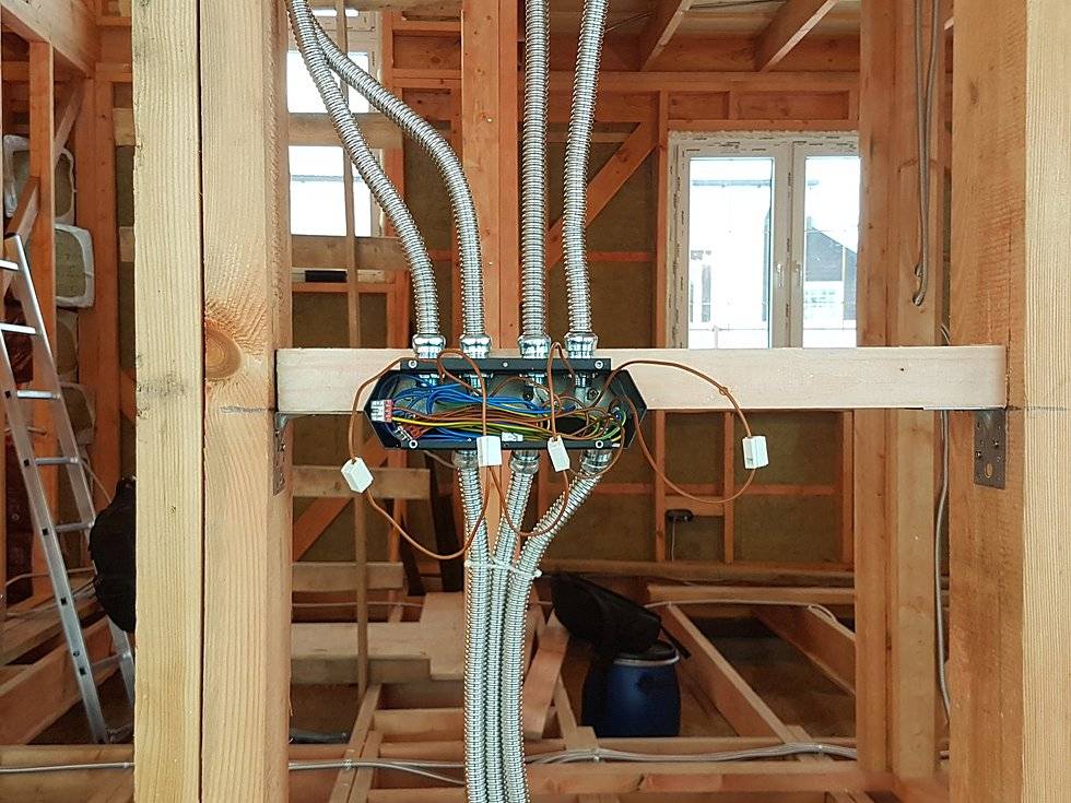 Монтаж электропроводки в деревянном доме