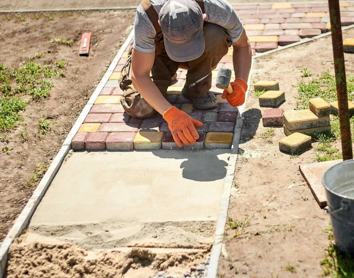 Как уложить тротуарную плитку на бетонное основание своими руками правильно + видео