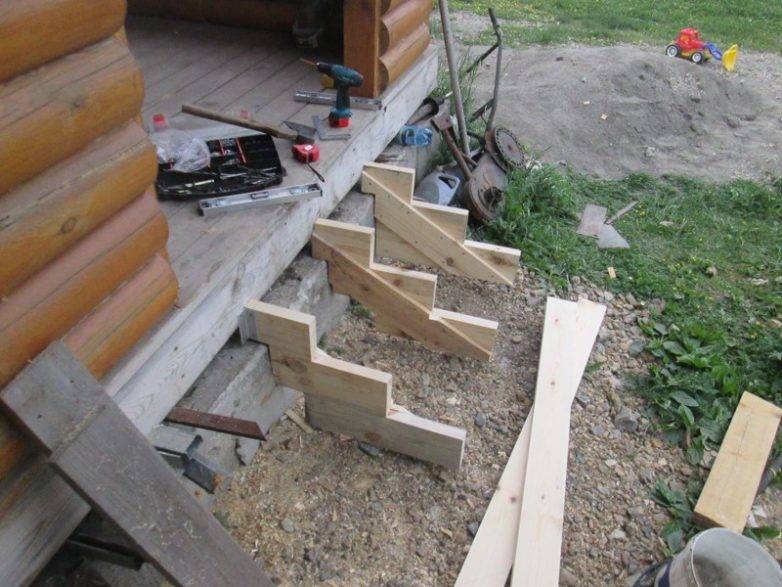 Крепкая деревянная лестницу для крыльца своими руками: расчет древесины по формуле +видео