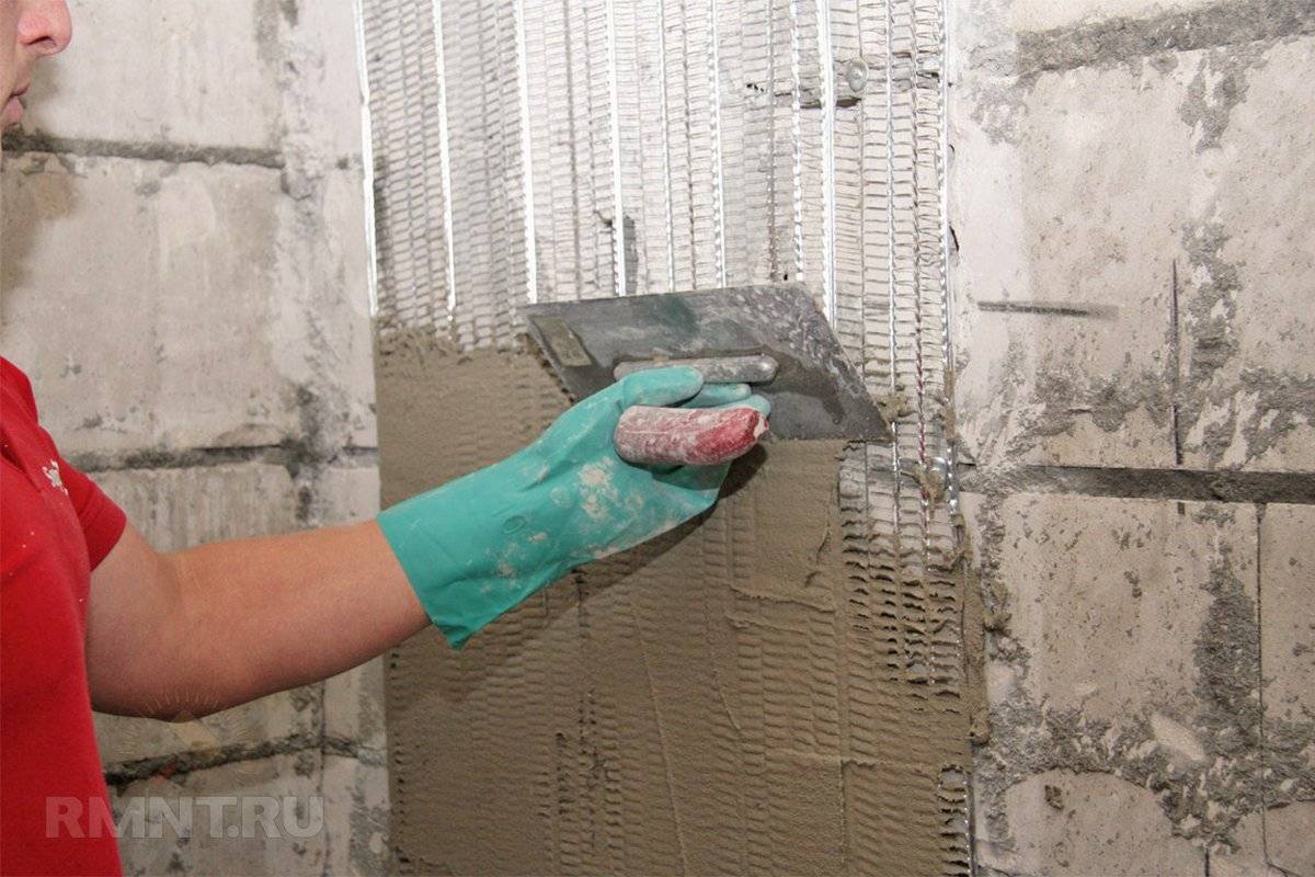 Штукатурка газоблока: как правильно производить отделку стен внутри помещения и снаружи – на фасаде дома, чем лучше и можно ли цементным составом?
