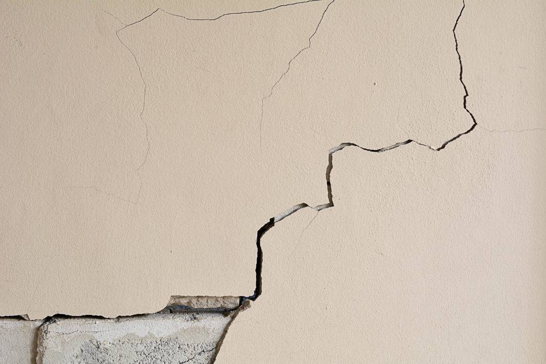 Трещины в стенах: причины и устранение