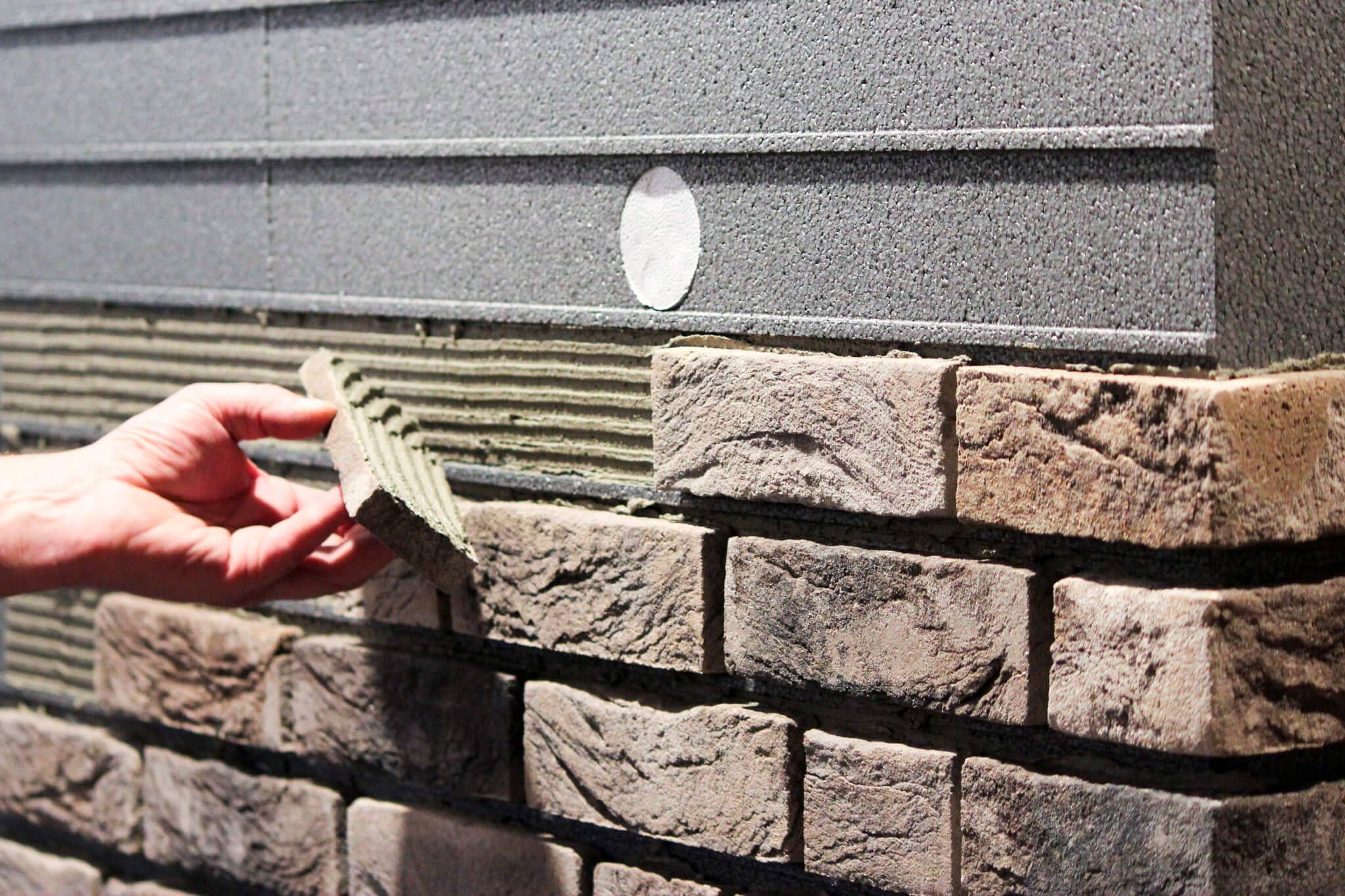 Наклеиваем облицовочную плитку на фундамент и стены частного дома правильно: пошагово- обзор +видео