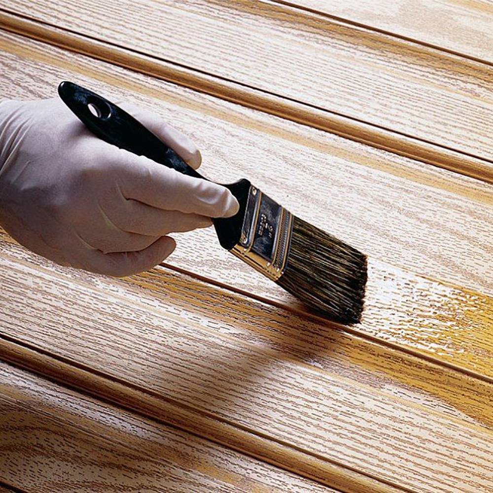 Покраска дома лаком. Лакирование деревянных поверхностей. Отделка древесины. Покраска деревянных поверхностей. Покрытие дерева лаком.