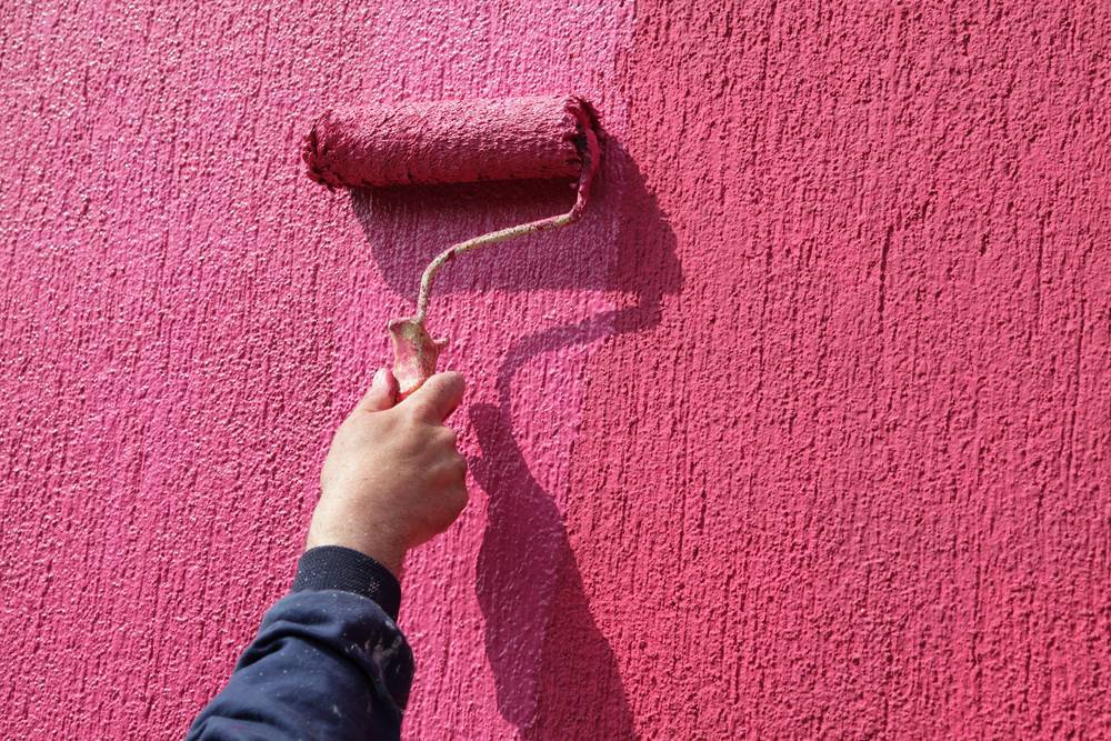 Фасадная краска по штукатурке для наружных работ: какой лучше покрасить