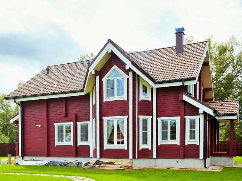 Чем покрасить деревянный дом снаружи: советы специалиста