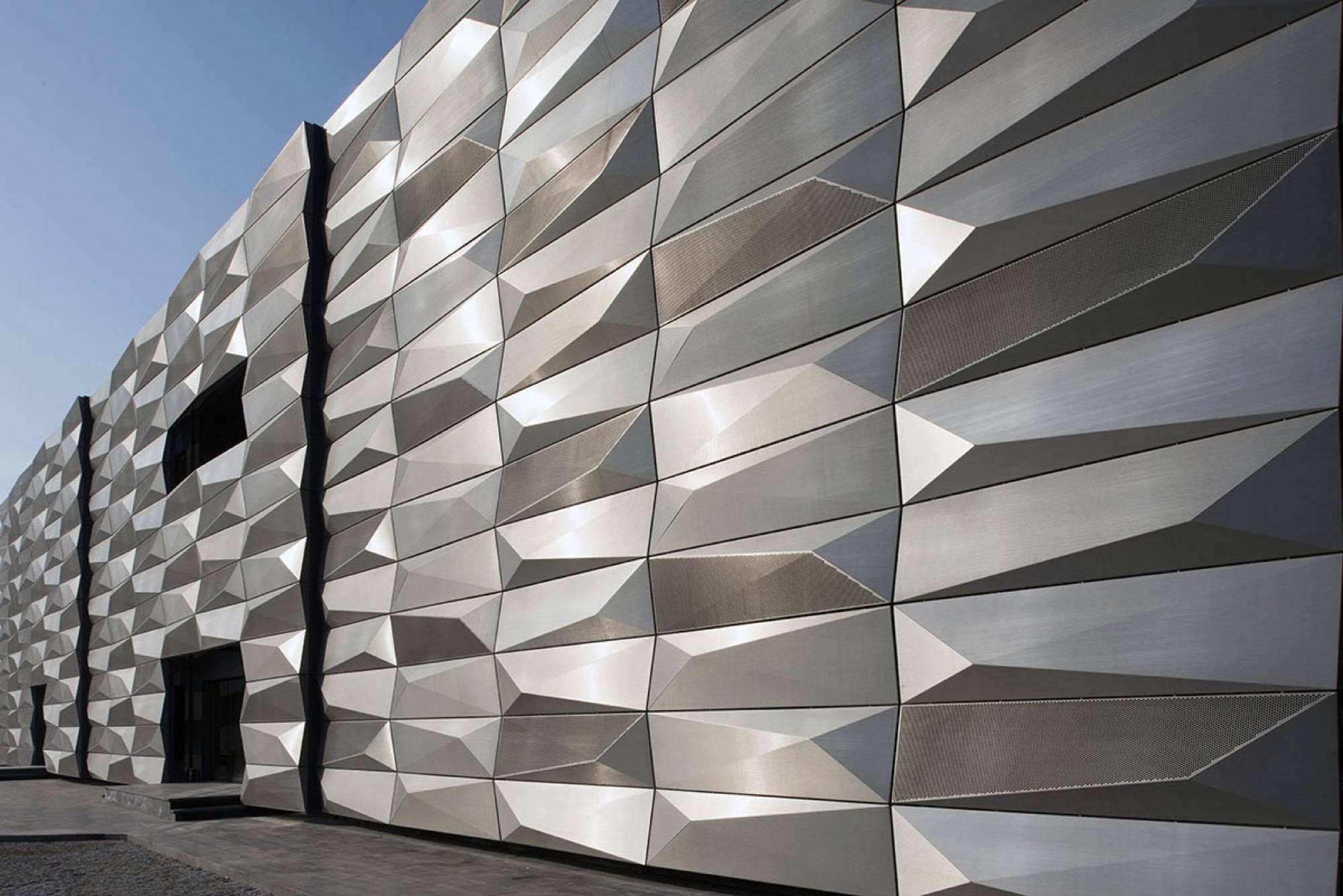 Алюминиевые панели на фасад: виды, применение, монтаж
