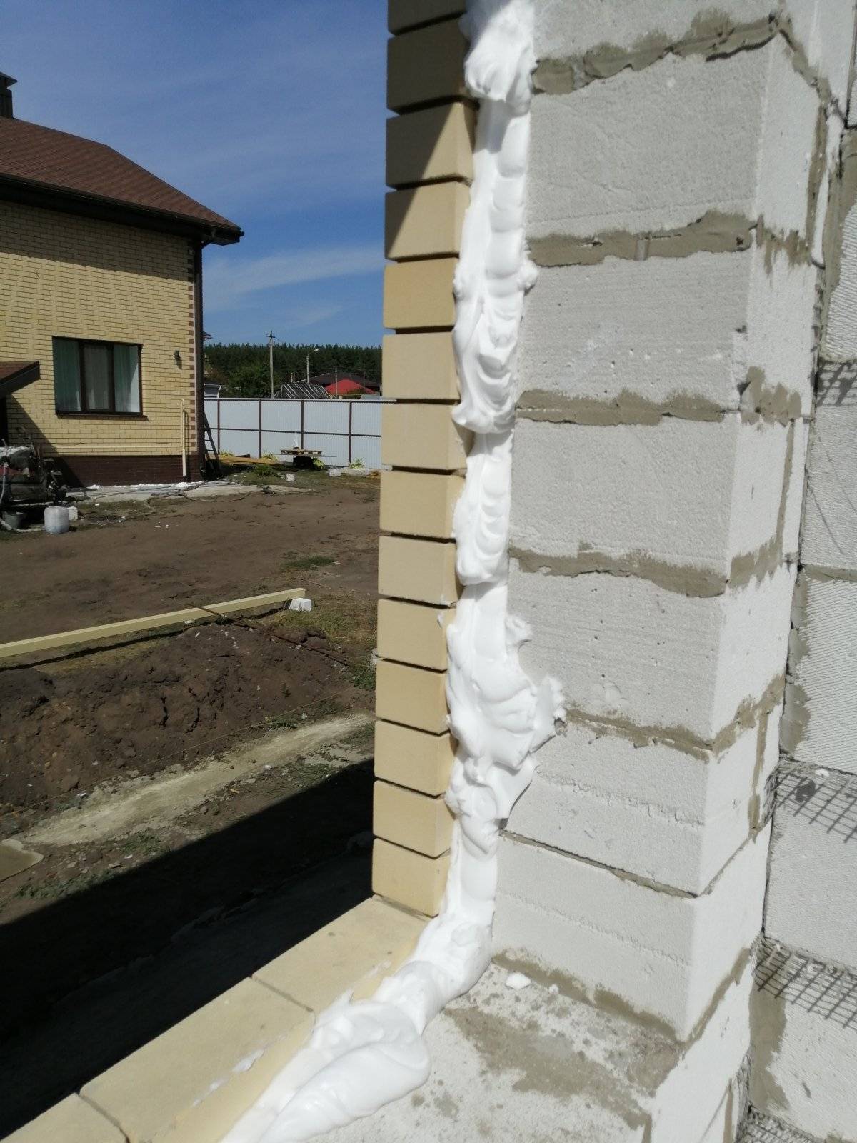 Утепление пеноизолом: внутренний и внешний монтаж, подготовка стен и крыш домов к запениванию