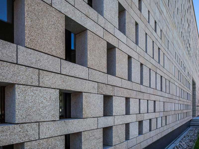 Использование природного камня в фасадах зданий