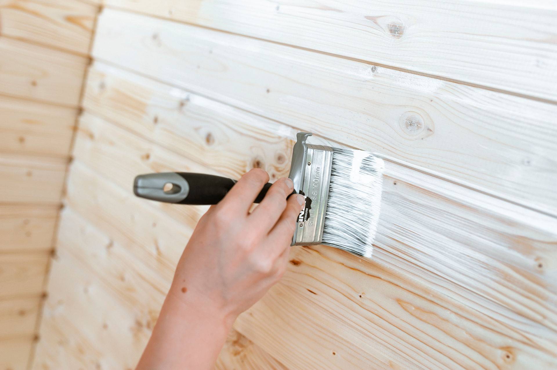 Как выбрать лучшую фасадную краску по дереву для наружных работ + особенности покраски деревянного фасада