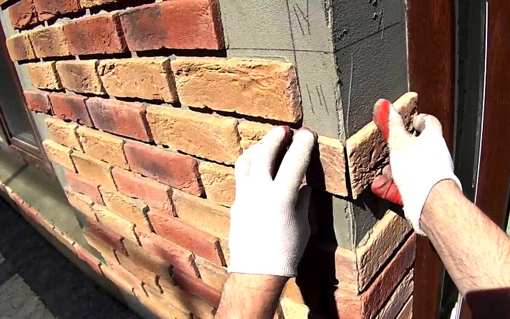 Как уложить облицовочную плитку под кирпич для наружной и внутренней отделки на фасад каркасного дома своими руками: пошагово +видео