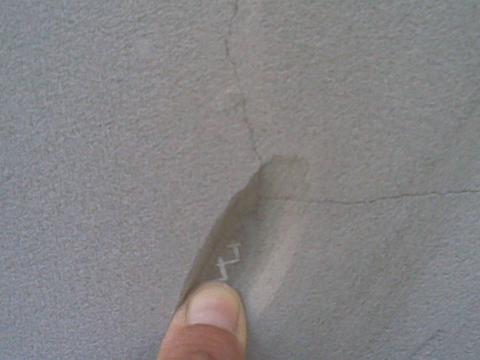 Почему появляются трещины в штукатурке и как сделать стены снова ровными?