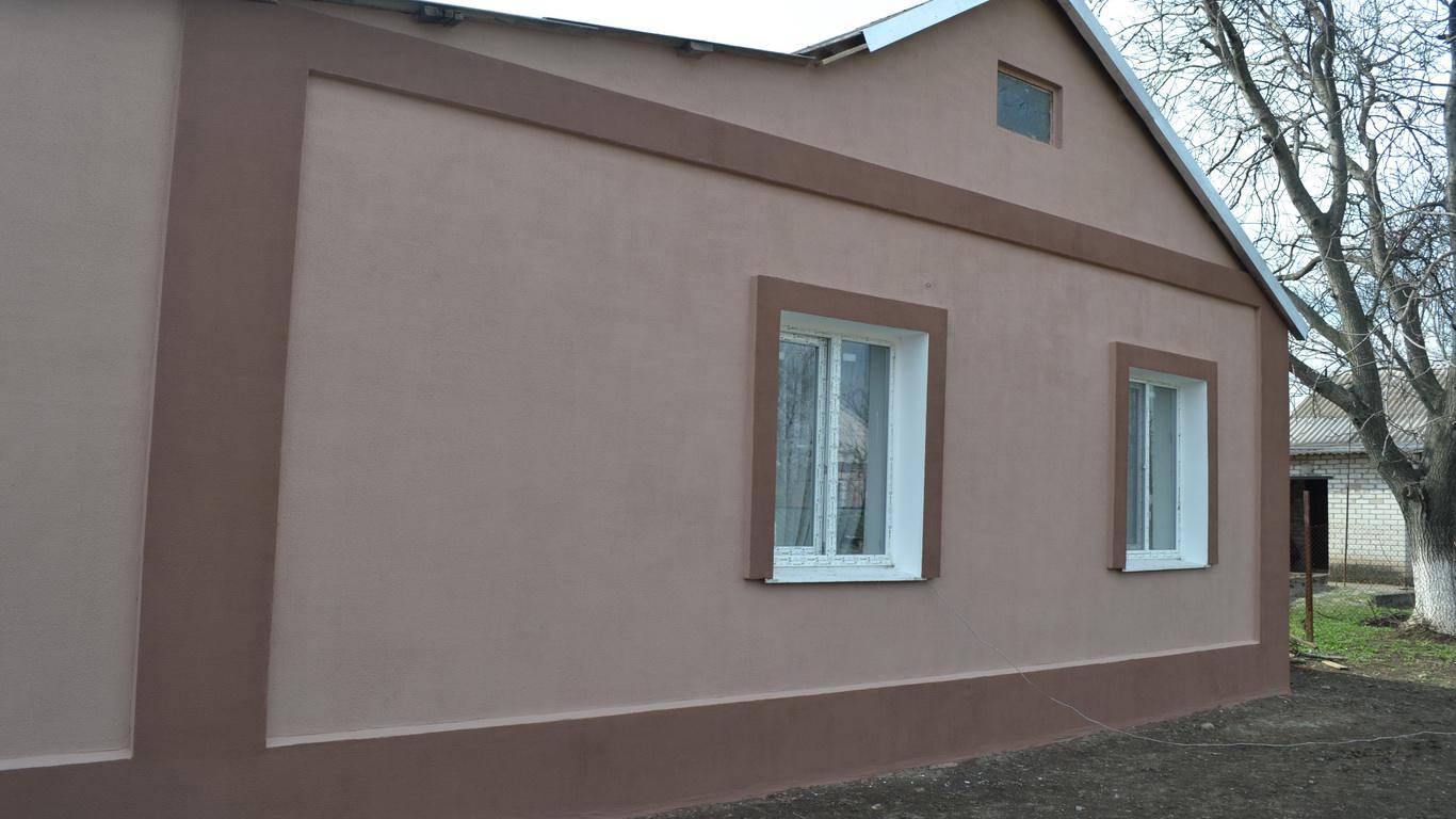Чем покрасить оштукатуренный дом снаружи фасада