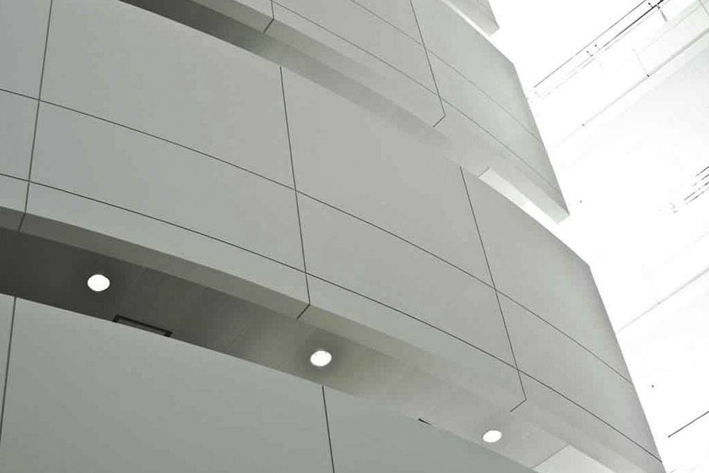 Российские производители композитных алюминиевых панелей для вентилируемых фасадов. сравнительная характеристика свойств и стоимости продукции | все о фасадах и экстерьере
