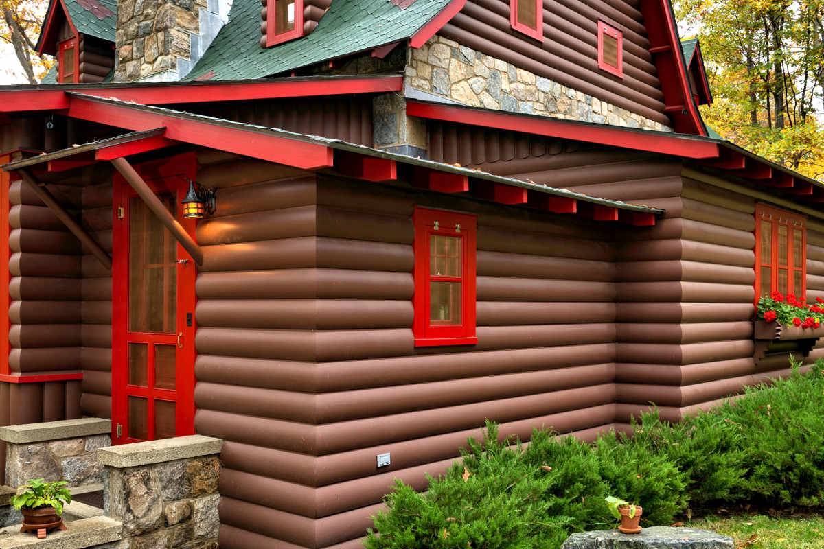 Как и чем покрасить старый деревянный дом снаружи