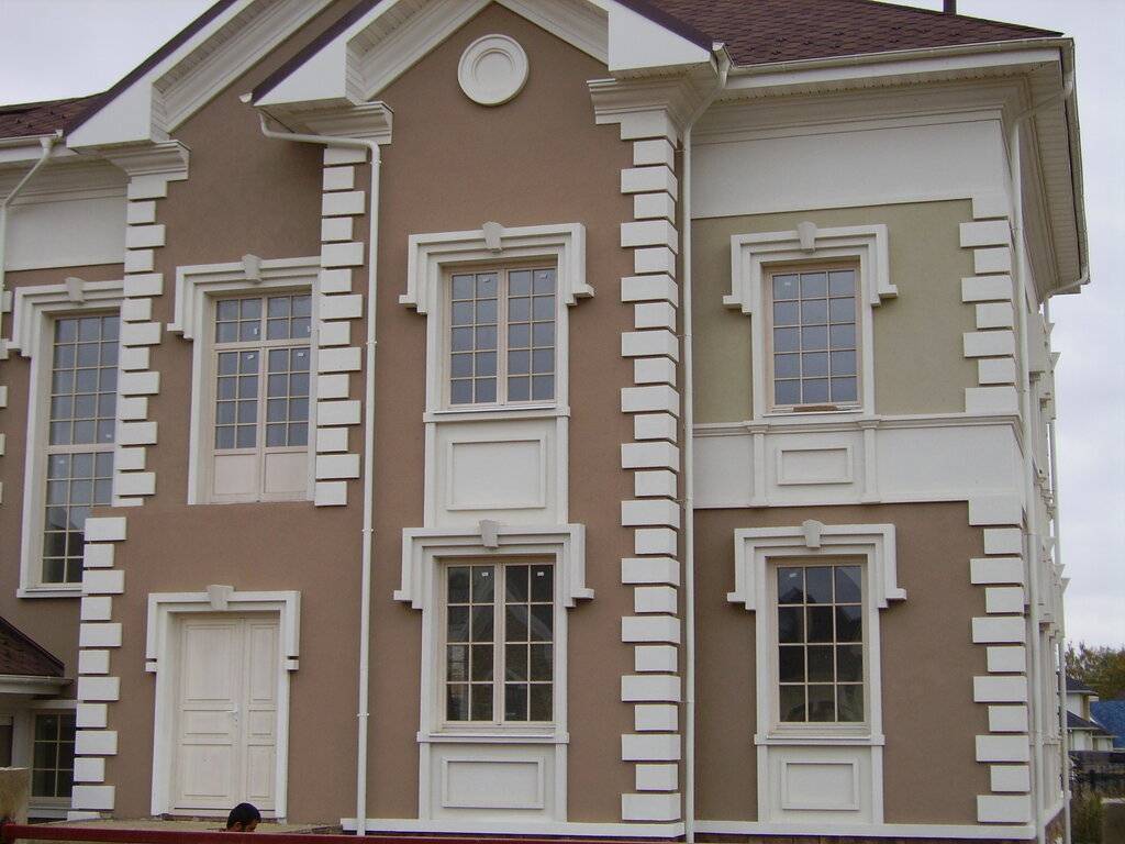 Декоративные элементы фасада дома: элементы внешнего декора, наружные детали облицовки