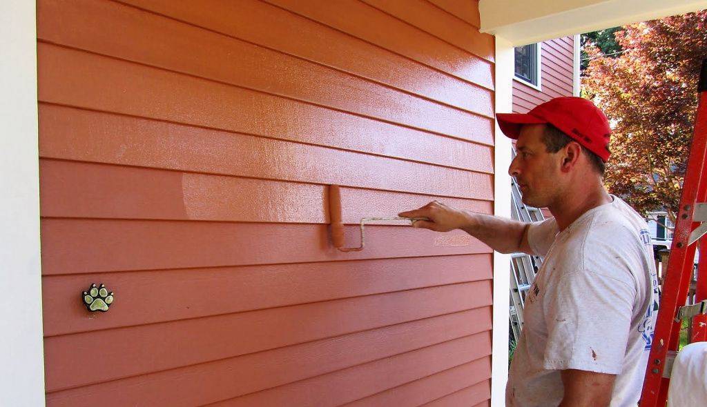 Окраска деревянных фасадов: особенности выполнения работ