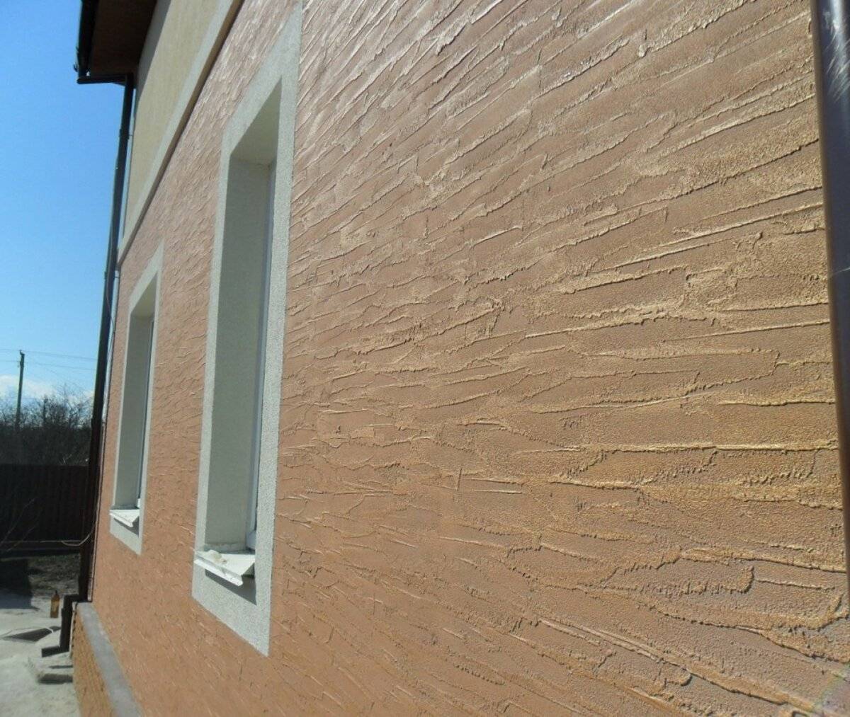 Как отделать стены штукатуркой короедом своими руками. инструкция по нанесению короеда. действия, необходимые для качественной отделки фасада дачи штукатуркой короедом