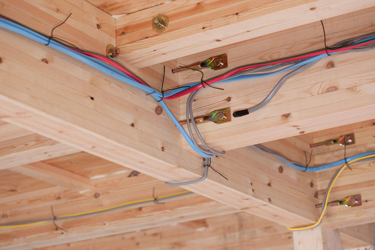 Скрытая проводка в деревянном доме своими руками, пошаговая инструкция, правила монтажа, под гипсокартоном, в металлорукаве и кабель канале